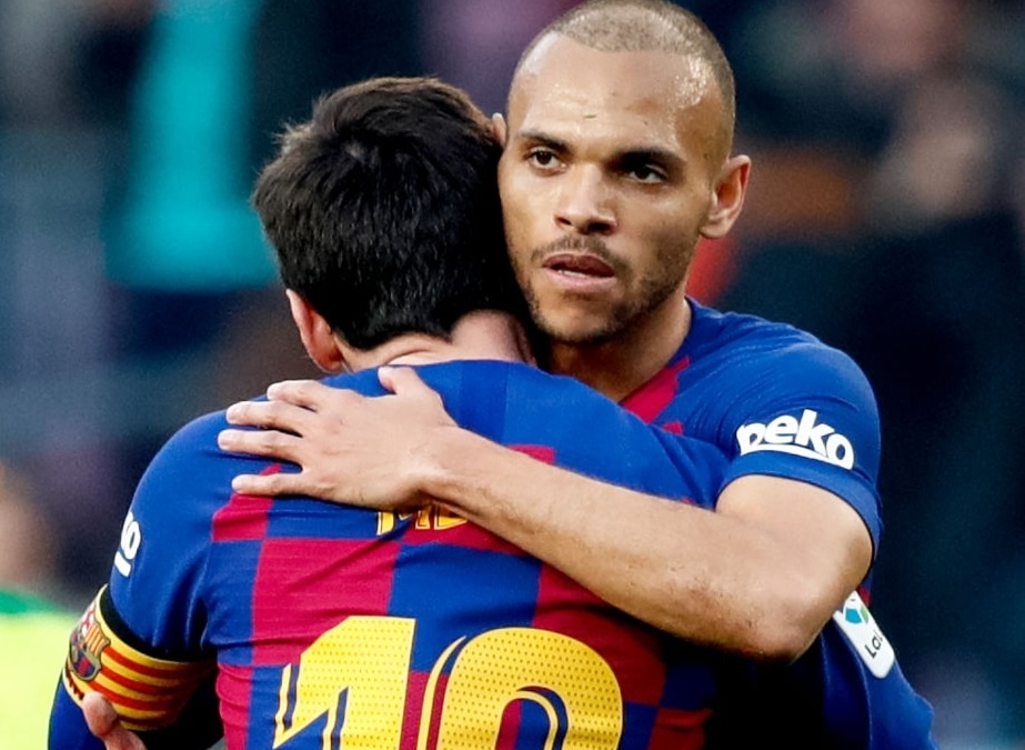 Tan binh Barca khong giat ao dau sau khi om Messi hinh anh