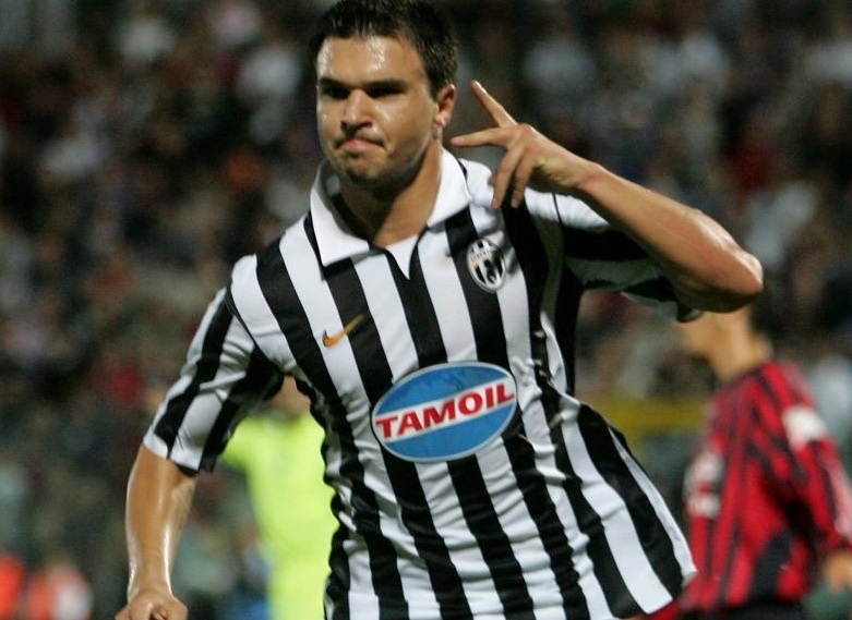 Cuu tien dao Juventus bi duoi du chua thi dau cho CLB moi hinh anh