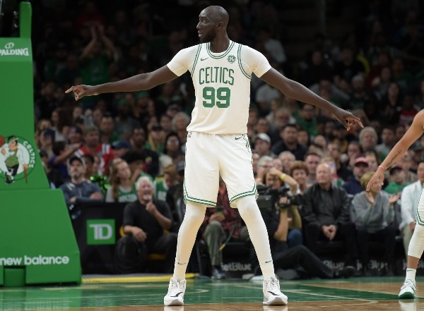 10 cau thu cao nhat tai giai bong ro NBA hinh anh