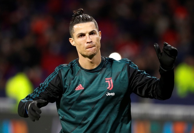 Ronaldo tao thong ke sut phat do te o Champions League hinh anh