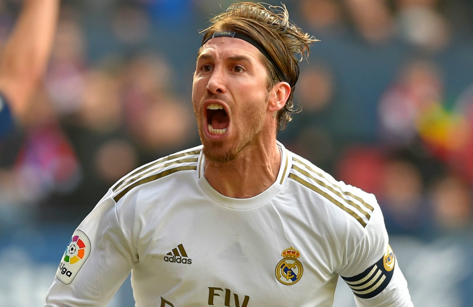 Ramos sanh ngang Ibrahimovic sau khi bi duoi khoi san hinh anh