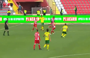 Cu volley ngau hung tao ban thang dep nhat vong 23 Bo Dao Nha hinh anh