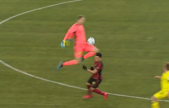 Thu mon gay tranh cai khi dung tay cuu thua o giua san hinh anh