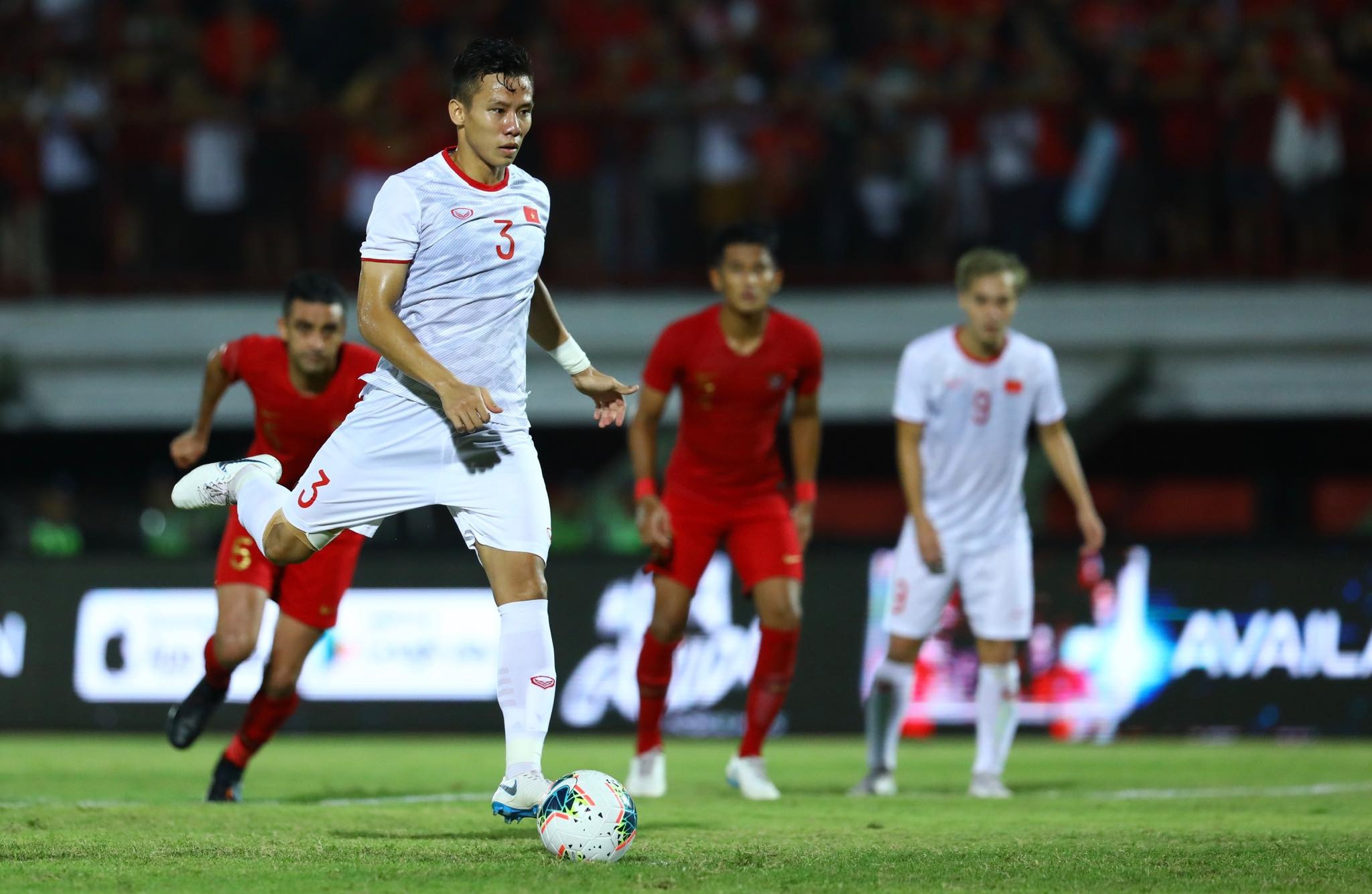 Kieu sut penalty loi hai cua Que Ngoc Hai va Bruno Fernandes hinh anh