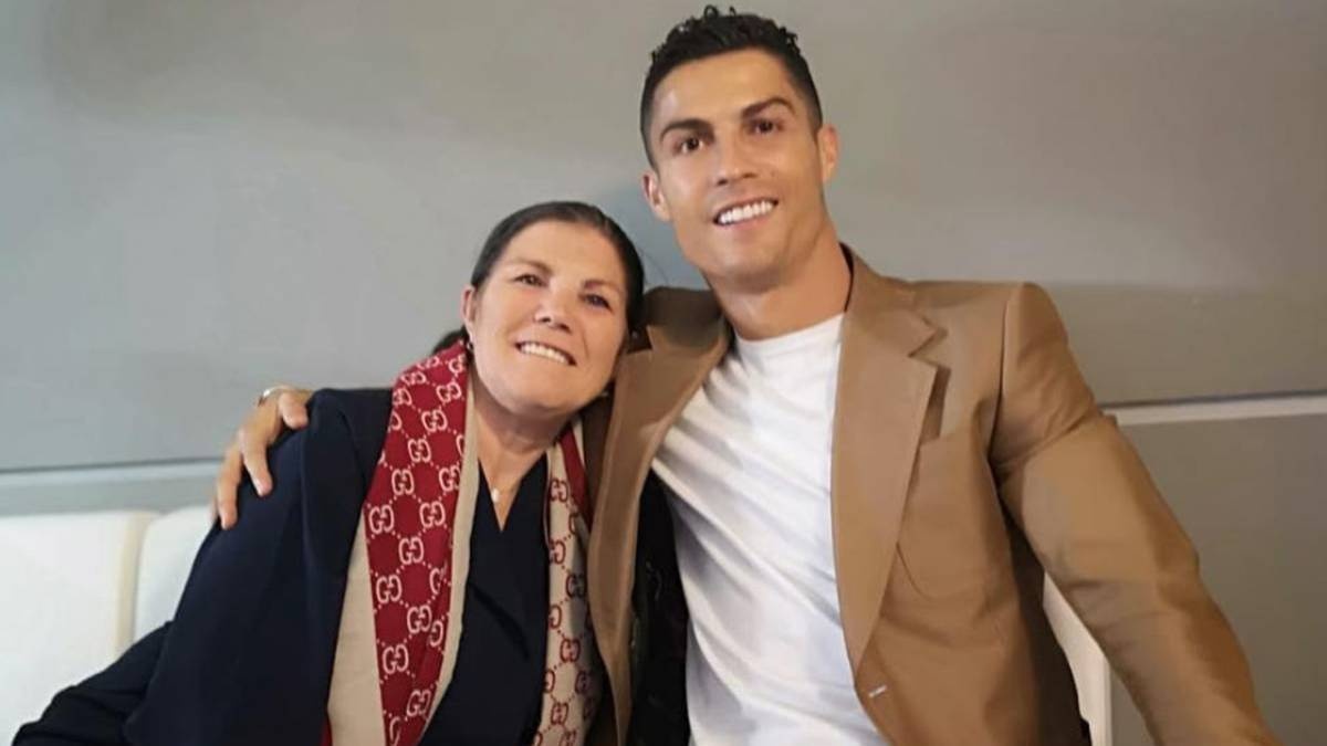 Ronaldo voi ve nha khi nghe tin me bi dot quy hinh anh