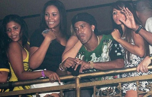 Ronaldinho va dan ngoi sao Brazil truot doc vi an choi hinh anh