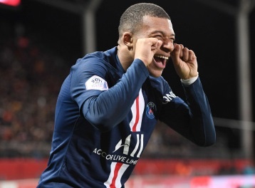 Kylian Mbappe va pha solo ghi ban tu giua san hinh anh