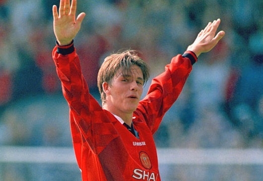 Ban thang tu giua san cua Beckham duoc tai hien hinh anh