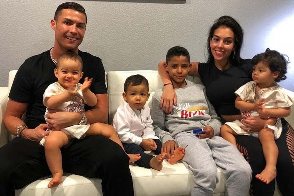 Ronaldo tu cach ly cung gia dinh tai Bo Dao Nha hinh anh
