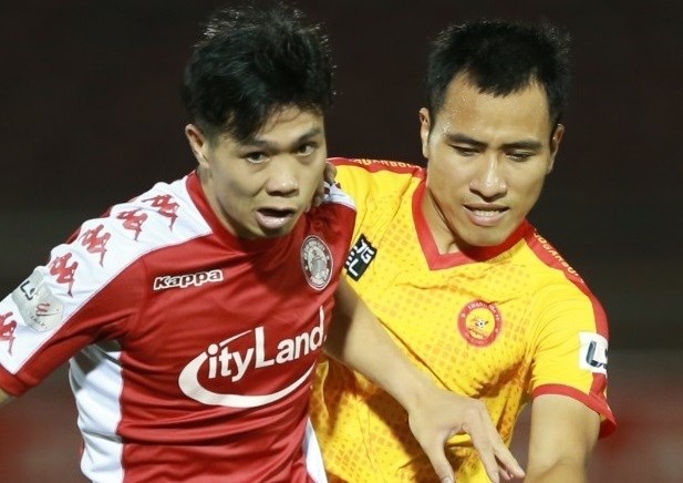 Cong Phuong bi khoa chat truoc so dong cau thu Thanh Hoa hinh anh