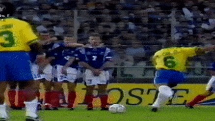 Roberto Carlos tiet lo bi quyet tao cu sut phat 'qua chuoi' hinh anh