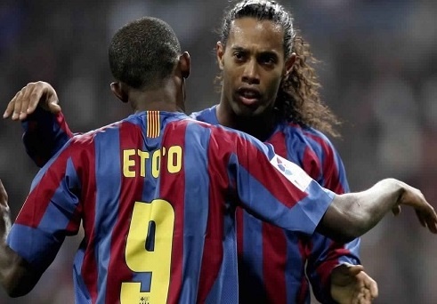 Ronaldinho duoc Eto’o chuc mung sinh nhat khi dang ngoi tu hinh anh