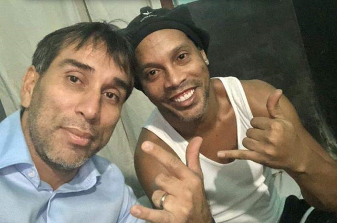 Ronaldinho va ban tu mo lon mung sinh nhat tuoi 40 hinh anh