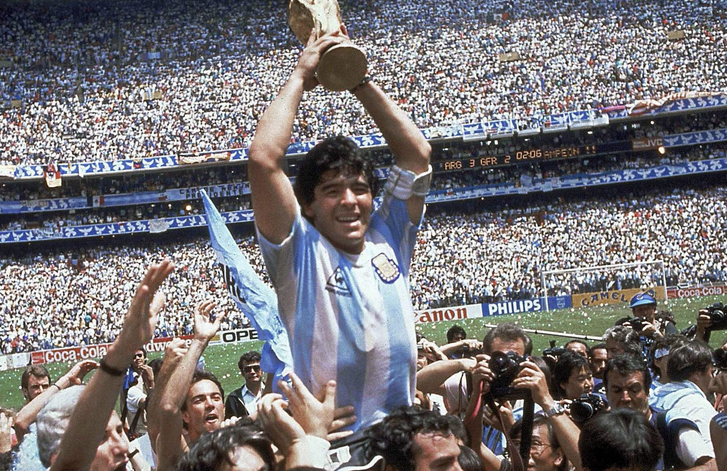 Giai ma pha solo noi tieng nhat lich su cua Maradona hinh anh