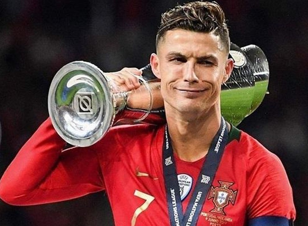 Ronaldo, Messi co xung dang vao top 10 cau thu vi dai nhat? hinh anh