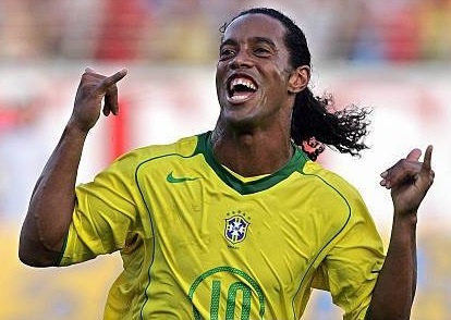 Ronaldinho kien tao cho Pato sut tung luoi tuyen Viet Nam nam 2008 hinh anh