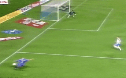 Roberto Carlos va 2 ban thang tu goc 0 do hinh anh