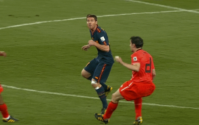 De Jong dap Alonso va nhung pha triet ha tai World Cup hinh anh