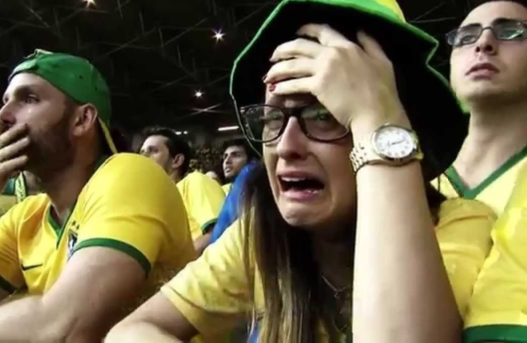 CDV gao khoc khi xem Brazil thua tham 1-7 hinh anh