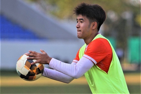 Ha Duc Chinh tro lai tap luyen sau mot thang chua benh hinh anh