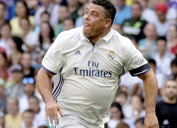 Ronaldo 'beo' va man trinh dien khi phat tuong o tuoi 40 hinh anh