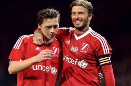 Con trai Beckham gay that vong khi choi bong cung bo hinh anh