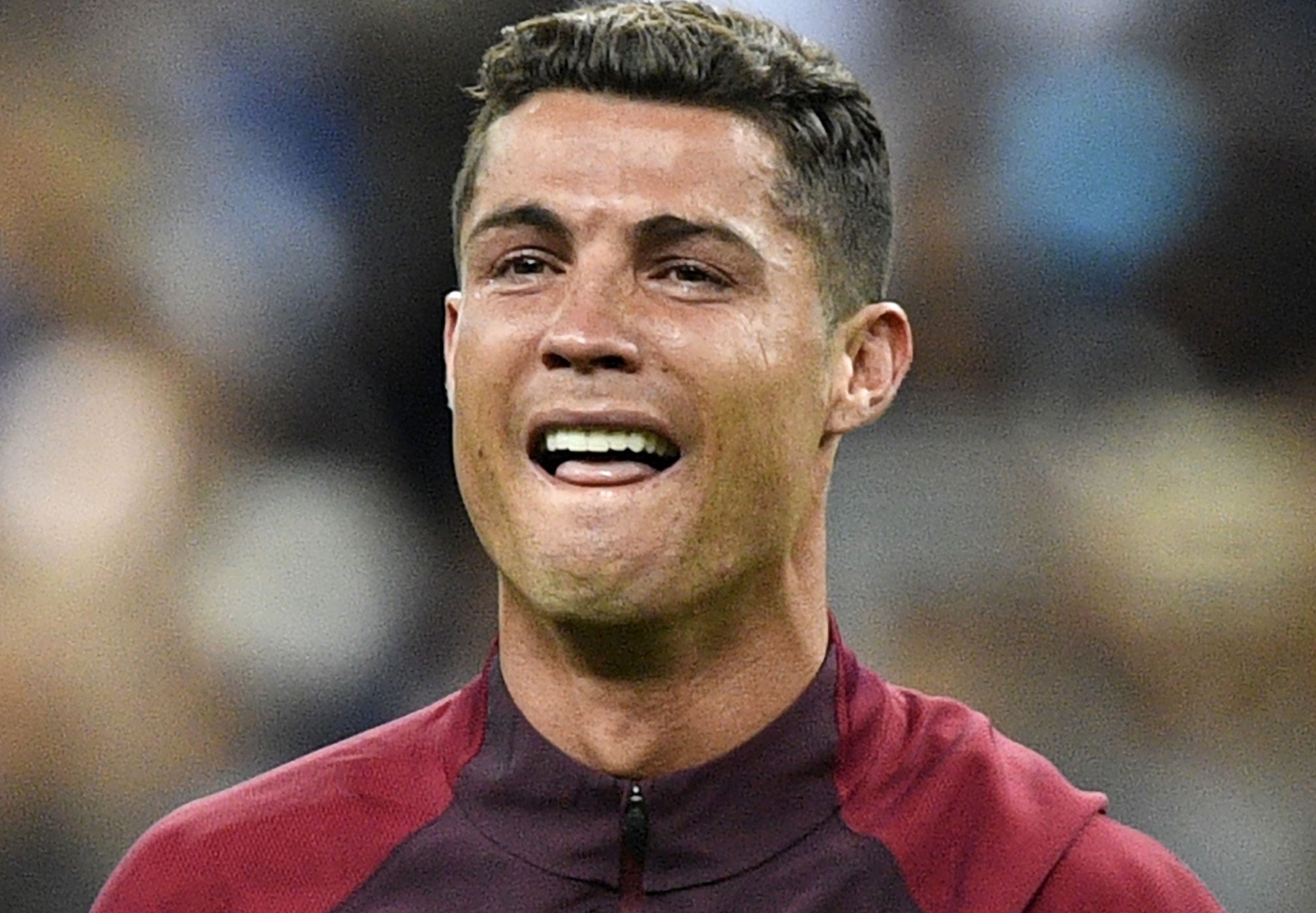 Ronaldo bi dam dong cuoi nhao khi tu nhan la so mot hinh anh