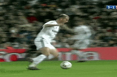 Maradona va Zidane, ai la so mot o ky thuat 'xoay compa'? hinh anh