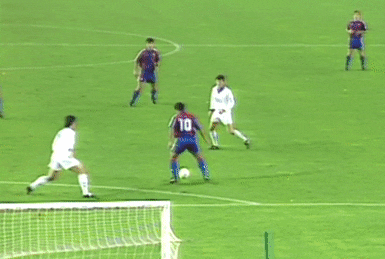 Romario va cu ve bong 'duoi bo' de doi o tran sieu kinh dien hinh anh