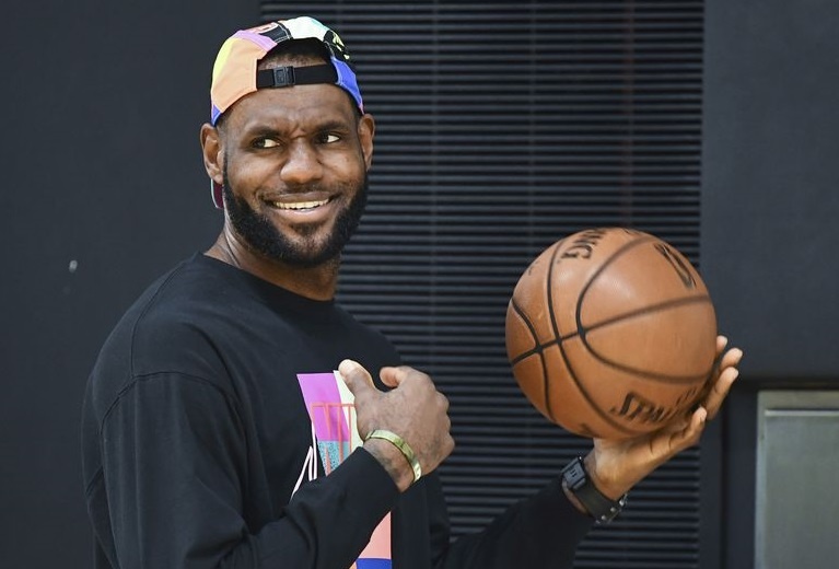 LeBron James va cac sao bong ro kiem tien gioi nhat hinh anh