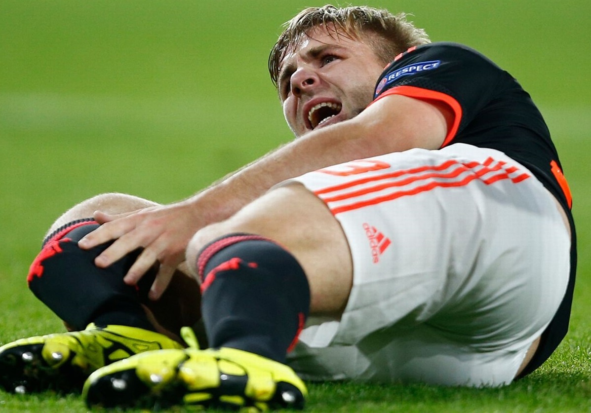 So phan cua 7 cau thu bi gay chan tren san co hinh anh