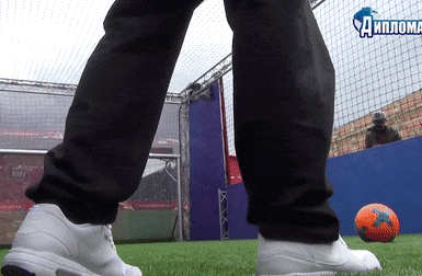 Ronaldinho sut penalty cung robot thu hut 47 trieu luot xem hinh anh