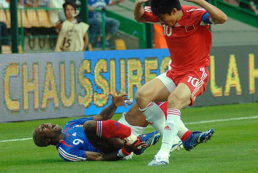 Djibril Cisse va su ky dieu tu cau thu gay ca 2 chan hinh anh