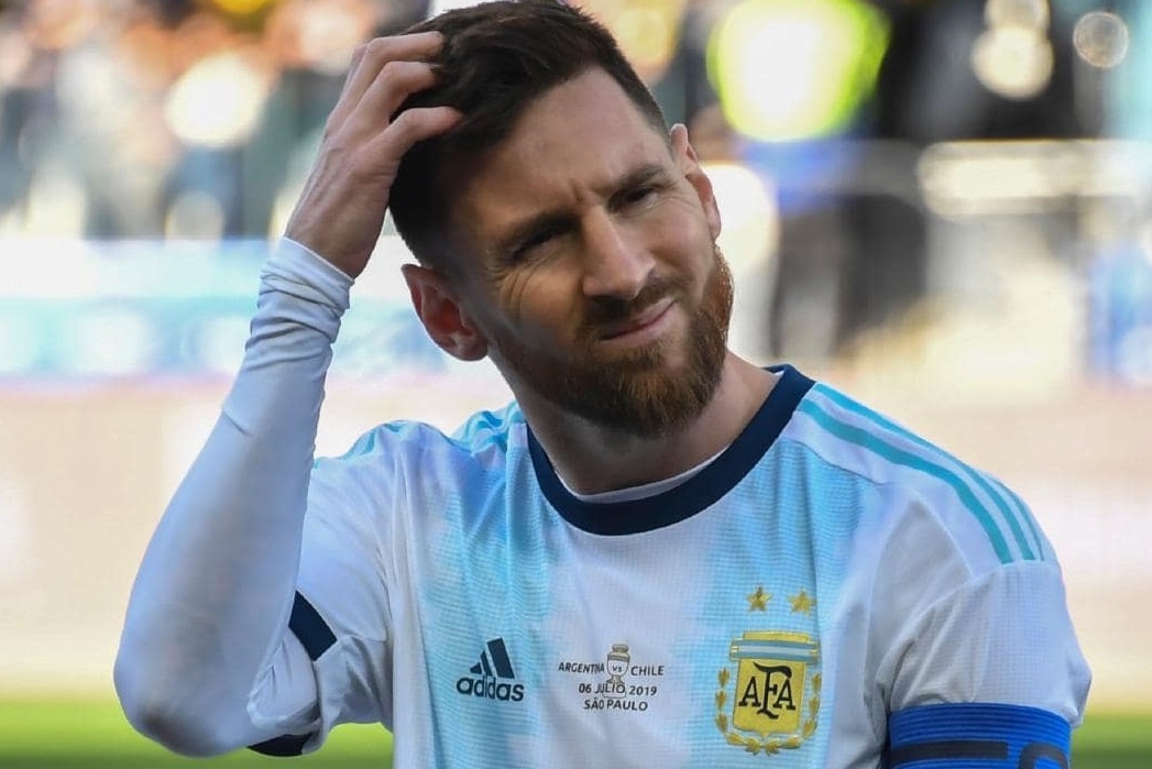 Messi bi duoi trong man ra mat tham hoa o tuyen Argentina hinh anh