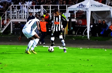 Neymar dung ky thuat de lam kho doi thu nam 20 tuoi hinh anh