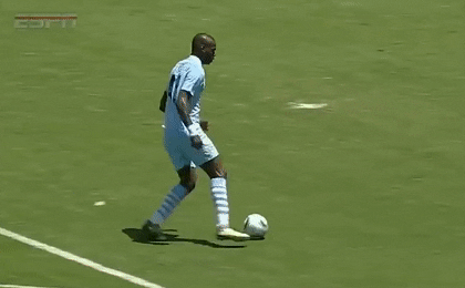 Balotelli va 5 khoanh khac dien ro tren san co hinh anh