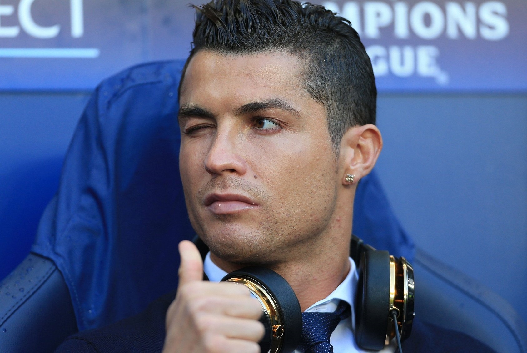 Ronaldo va cu nhay mat gay tranh cai o World Cup 2006 hinh anh