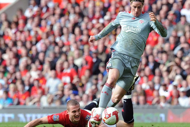 Ngay Torres khien Vidic thanh ga he o Old Trafford hinh anh