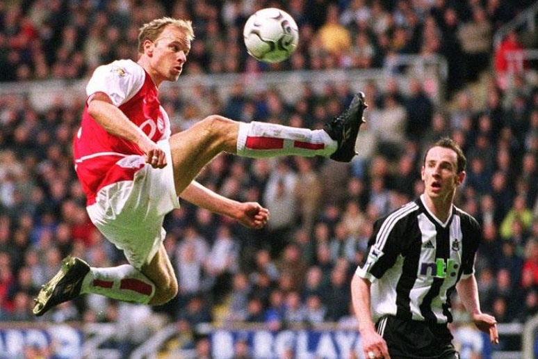 Bergkamp va nhung cu do bong nghe thuat hinh anh