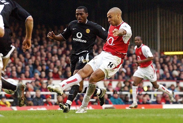 Ngay Thierry Henry ha MU bang cu volley dep nhat lich su hinh anh