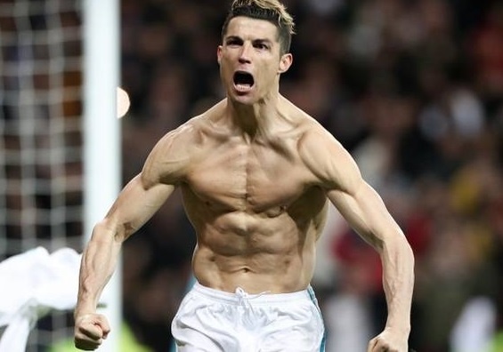 Ronaldo va nhung lan khoe body tren san co hinh anh