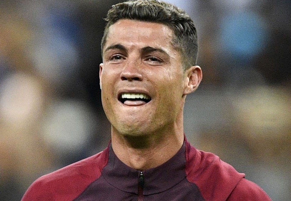 Cu lop bong khien Ronaldo lan dau bi duoi khoi san hinh anh