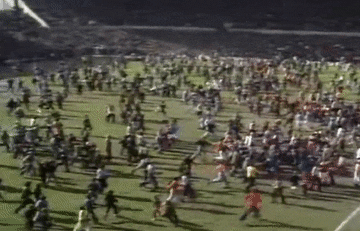 Bien nguoi tran vao san trong lan gan nhat MU xuong hang hinh anh