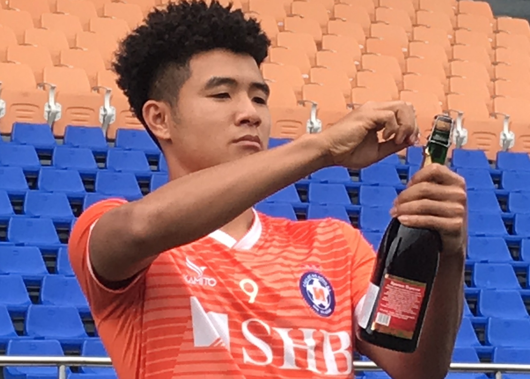 Ha Duc Chinh lap cong truoc ngay tai xuat V.League hinh anh