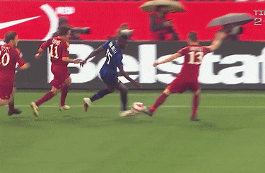 Ngay Totti bi cam 4 tran vi hanh xu con do voi Balotelli hinh anh