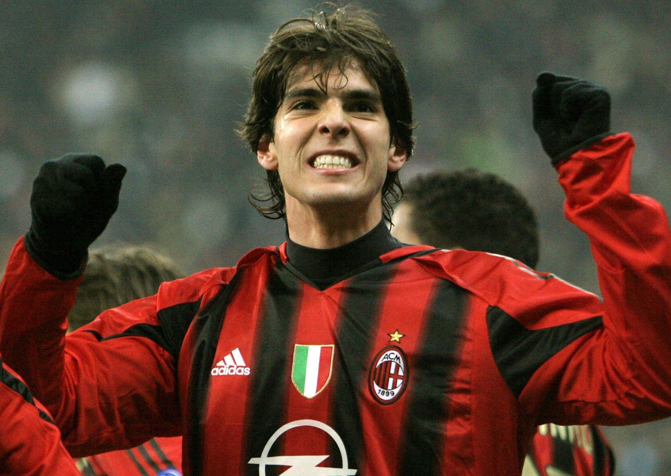 3 lan 'thien than' Kaka bi duoi khoi san trong oan uc hinh anh