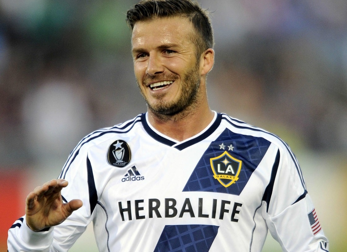 Ban thang tu giua san cua David Beckham tren dat My hinh anh