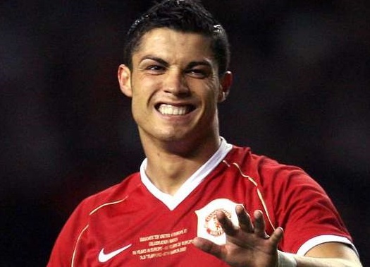 Ronaldo va 2 duong kien tao bang got chan hinh anh