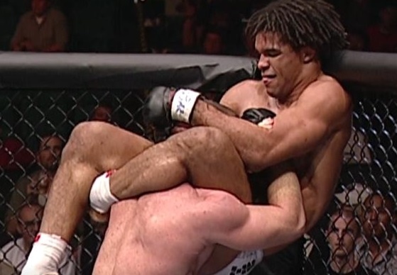 Pha siet co trong tran thang gay tranh cai o MMA hinh anh