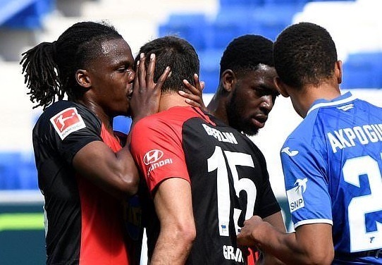 Cau thu hon dong doi anh 1